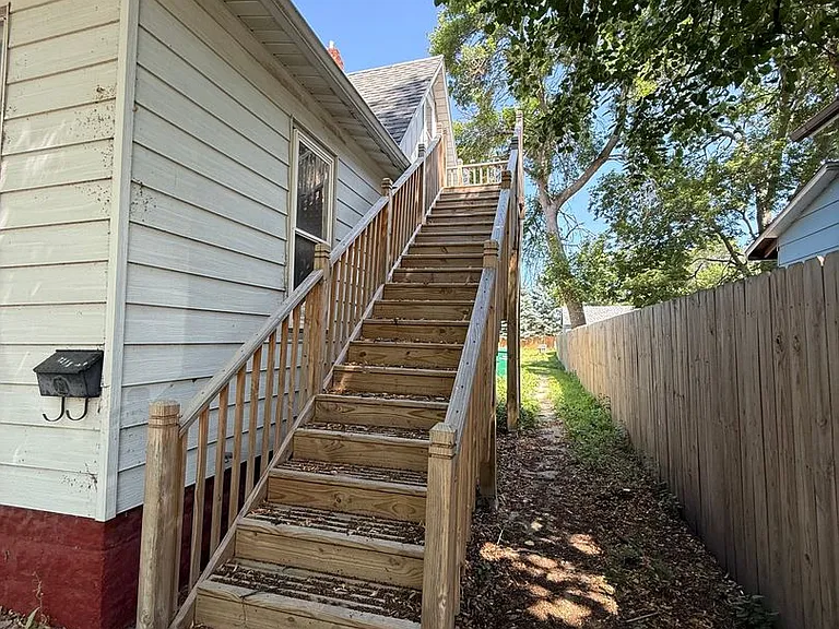 721 E Kemp Ave — Photo 2
