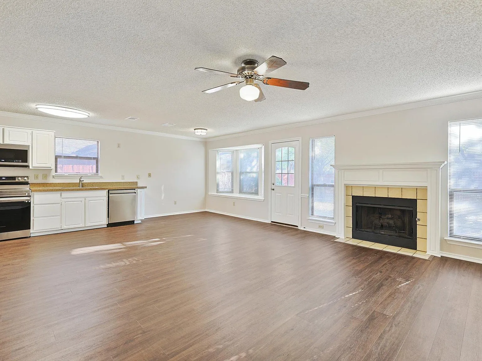 4 bed, 2.5 bath, 2585 sqft, $3,099 — Photo 3