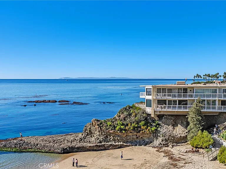 631 Cliff Dr — Photo 2