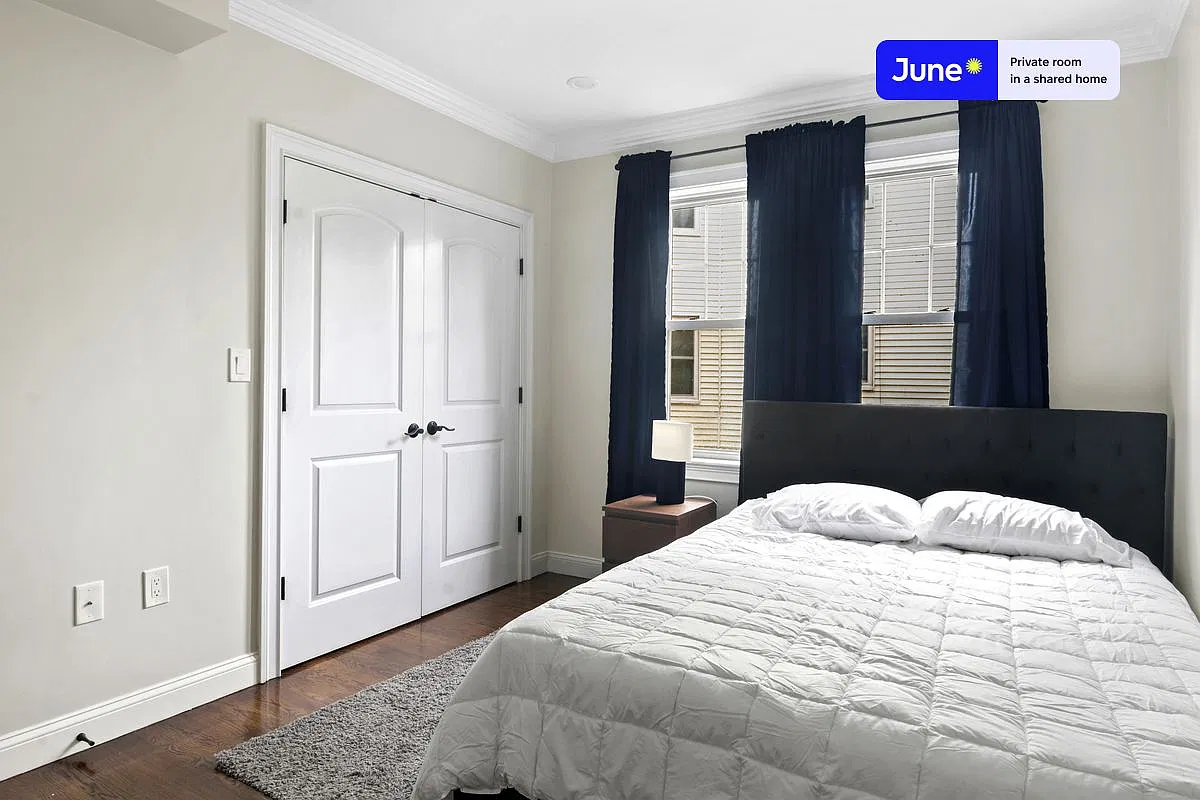 Queen bedroom in 4 bed/1.5 bath home in Brighton #569 C — Photo 1