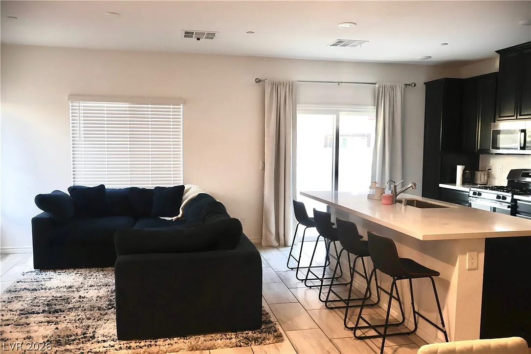 3 bed, 3.0 bath, 1768 sqft, $2,300 — Photo 4