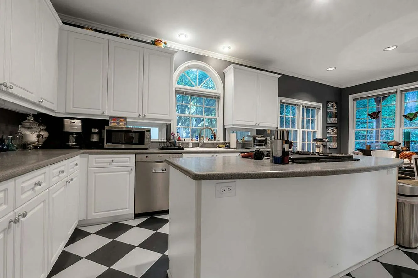 3 bed, 4500 sqft, $7,900 — Photo 4