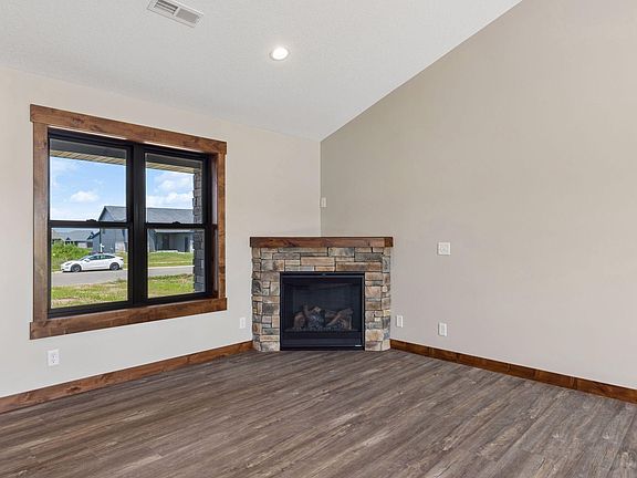 4th image of 466 Coyote Way