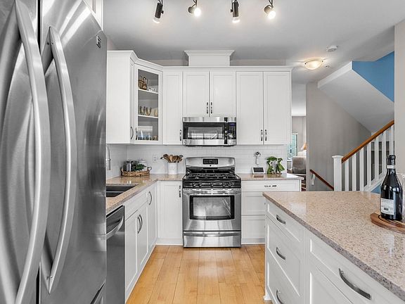 3rd image of 1108 Riverside Close #32