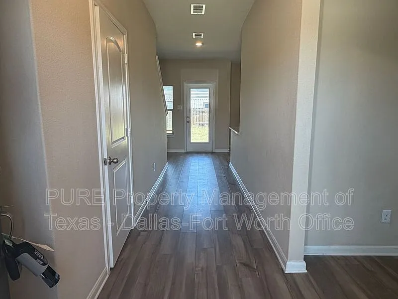 4 bed, 2.5 bath, 2297 sqft, $2,050 — Photo 2