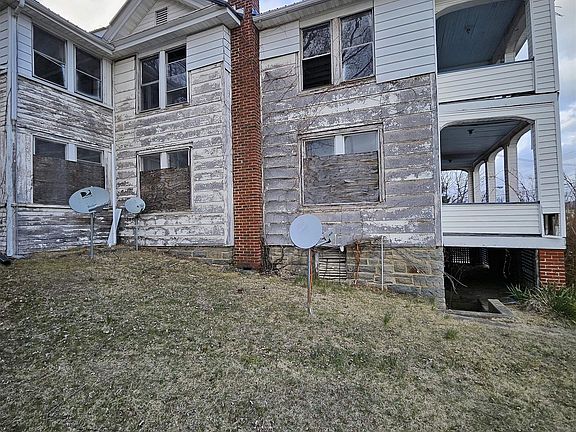 3rd image of 15 5th St NE