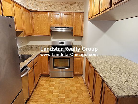 5th image of 644 W Arlington Pl APT 4H