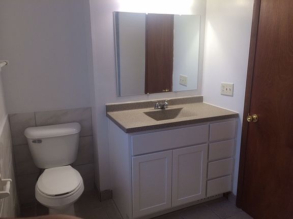 2nd floor full bathroom