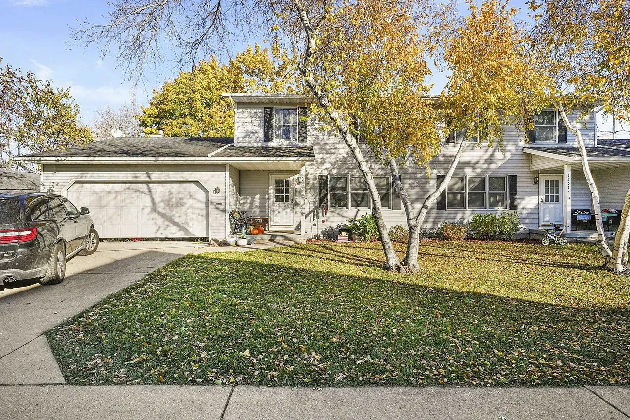 3 bed, 3.5 bath, 1800 sqft, $2,800 — Photo 1