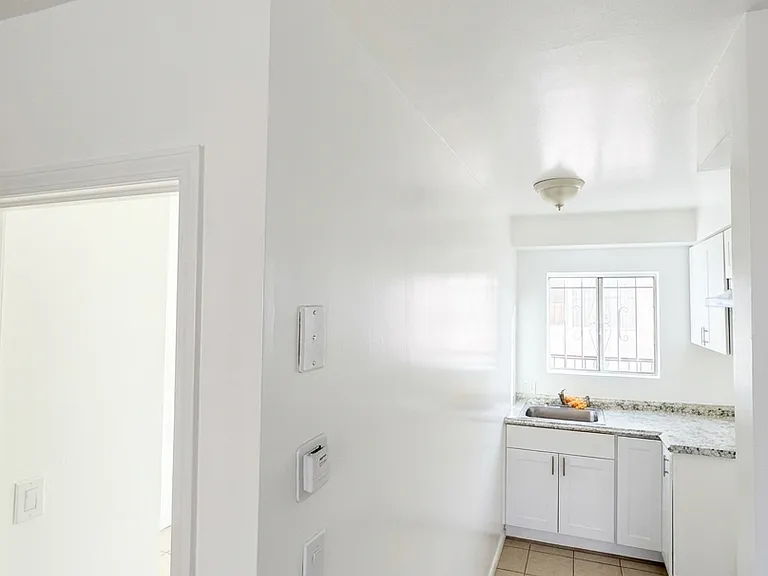 2672 S Redondo Blvd #3 — Photo 7
