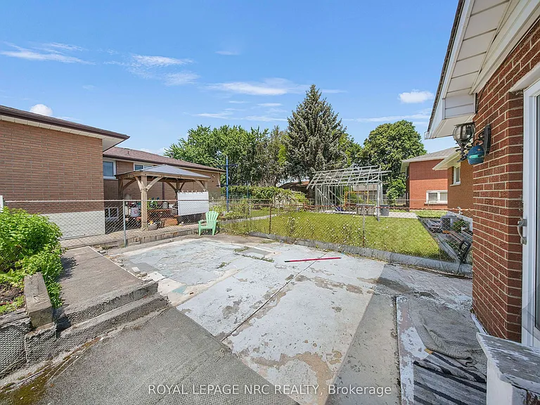 35 Eugene St — Photo 44