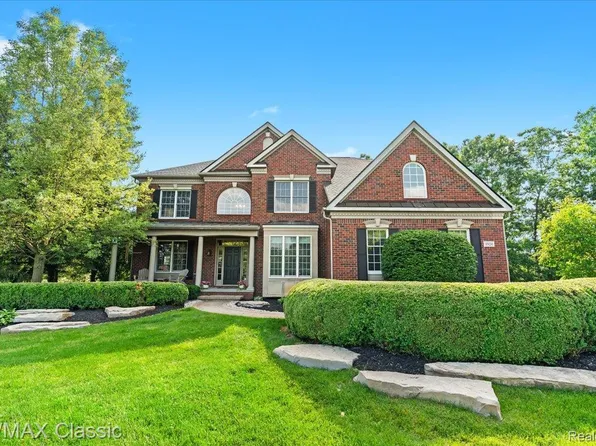 1924 Scenic Dr, Milford, MI 48380
