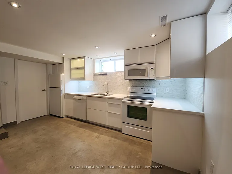 221 Thirtieth St #BASEMENT — Photo 4