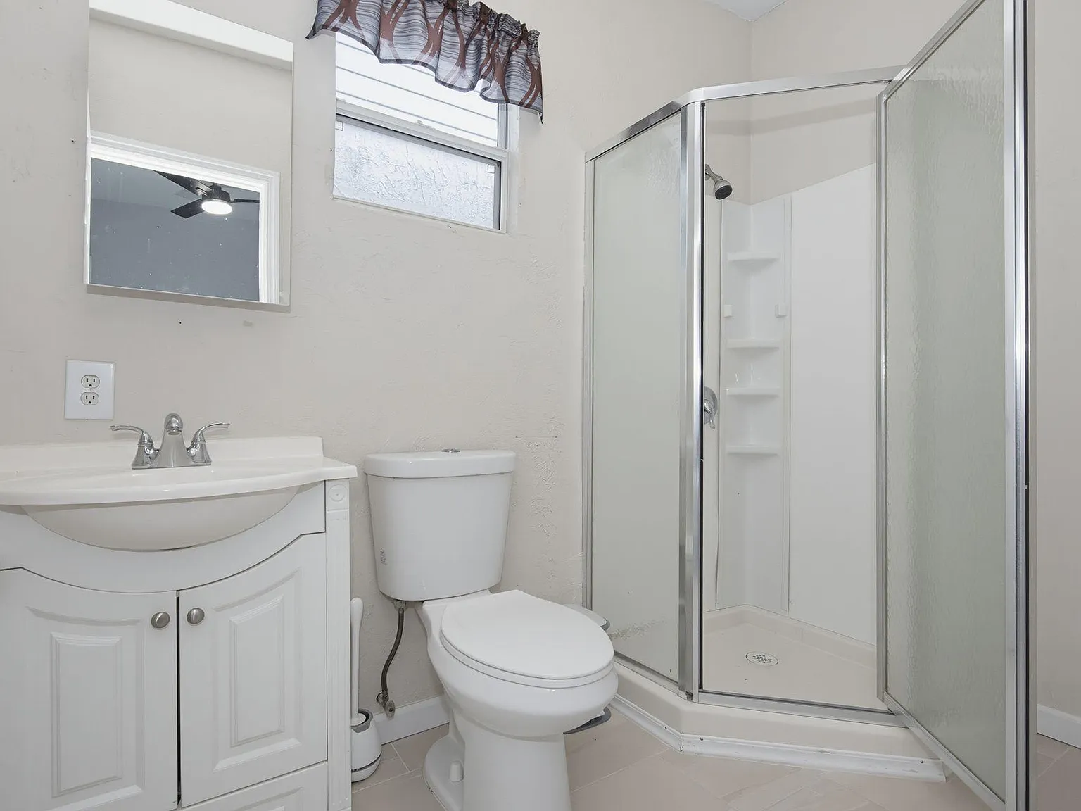 4 bed, 3.0 bath, 1850 sqft, $1,139 — Photo 4