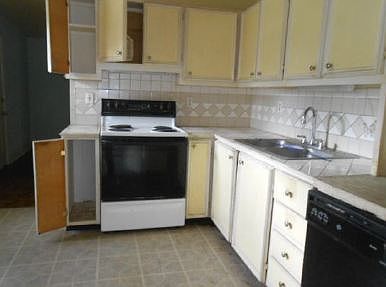 3rd image of 10462 Pinehurst Dr