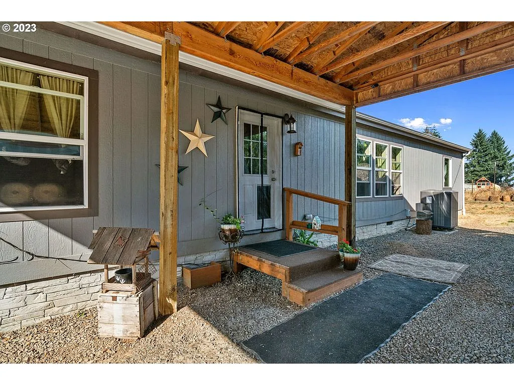 Building Photo - 1033 Camelot Dr S
