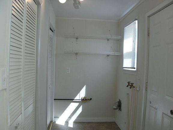 washer/dryer hookups