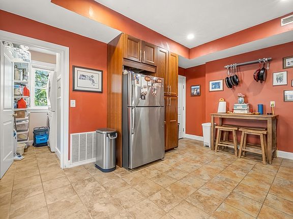 2nd image of 71 Romsey St APT 2