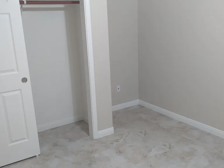bedroom nitch and closet