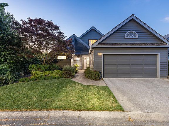 2nd image of 1922 Oak Circle