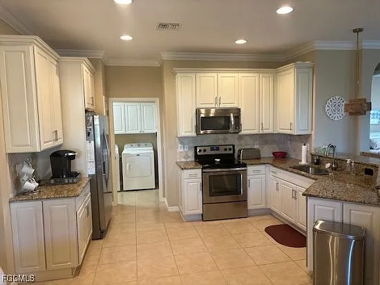 10700 Cetrella Dr — Photo 3