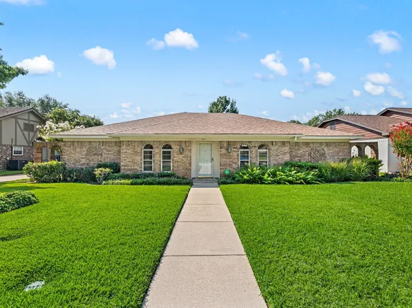 233 Hillview Dr, Hurst, TX 76054