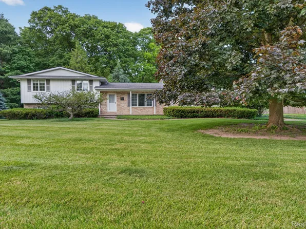 9144 Deer Park Ct, Fenton, MI 48430