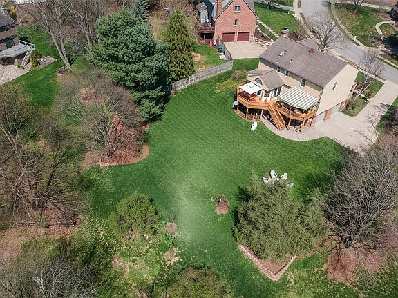 3rd image of 925 Summit Dr