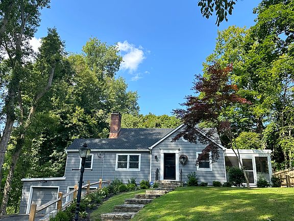 Sun filled house, in walking neighbourhood. House is within walking distance to downtown Chappaqua.
