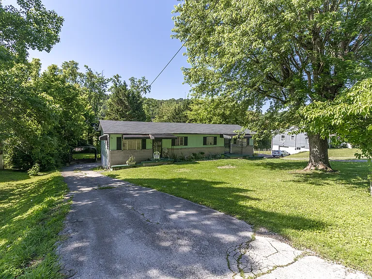 708 Dutch Valley Dr NE #H — Photo 1