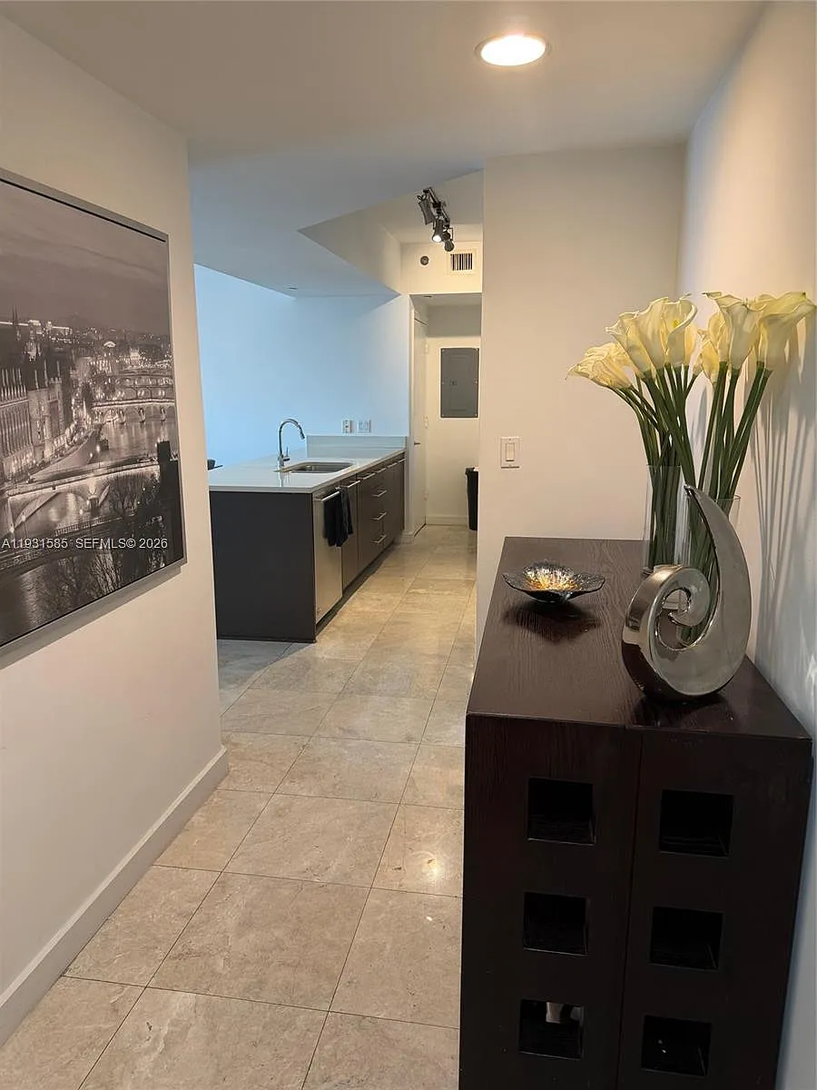 Building Photo - 500 Brickell Ave #3105
