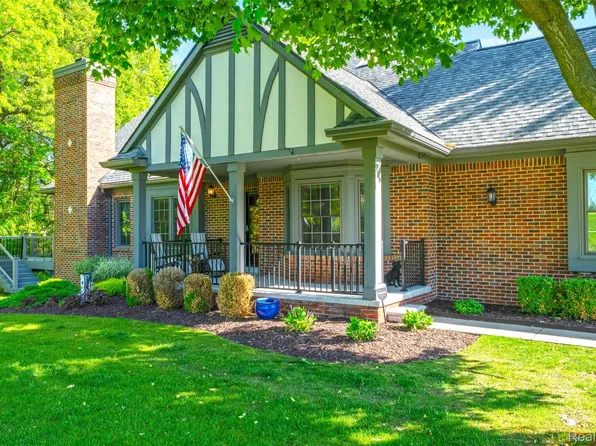 156 Sandhills Ln, Lake Orion, MI 48362