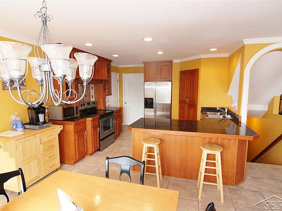 3rd image of 9275 Highland Green Dr