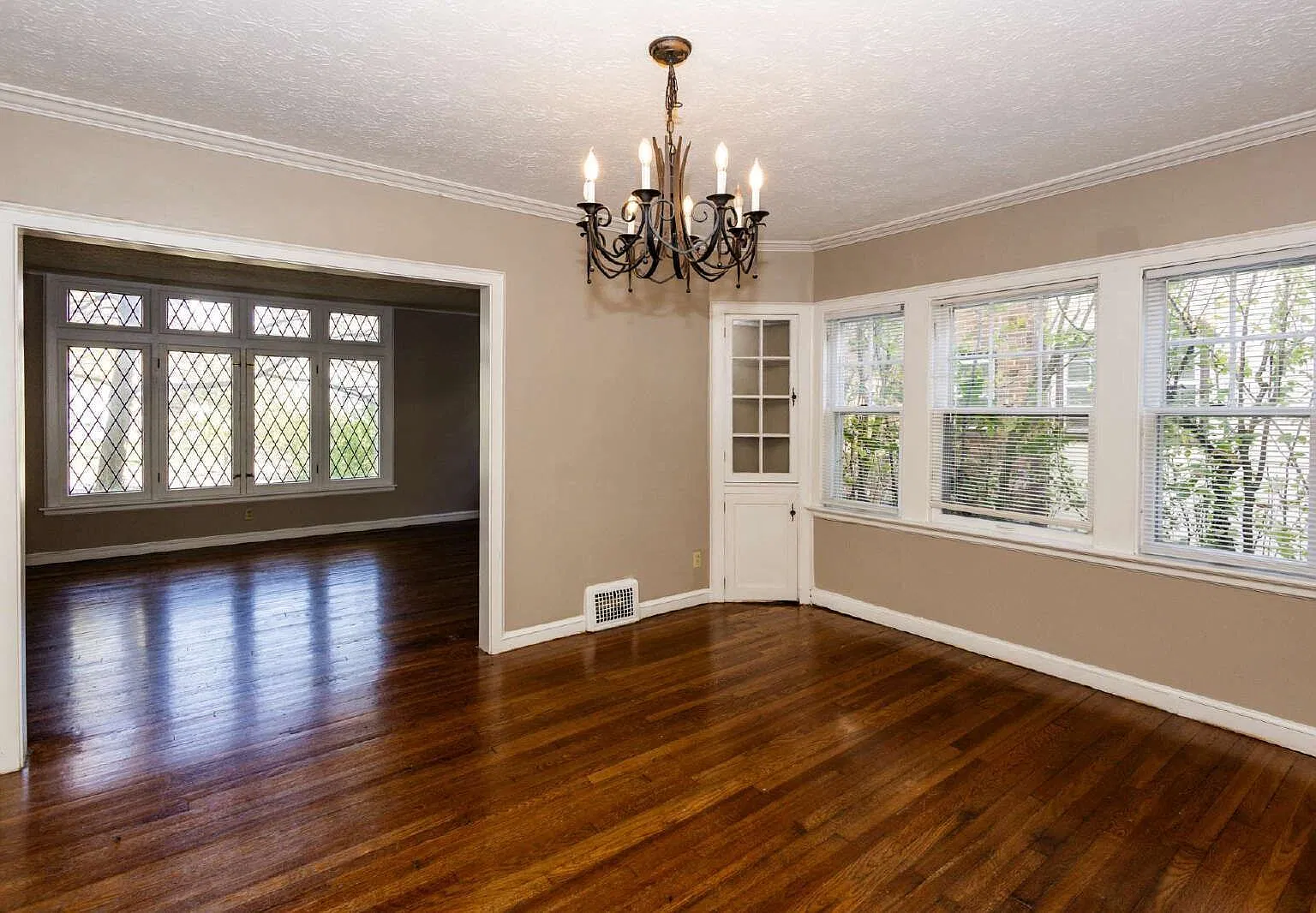2 bed, 1.0 bath, 1260 sqft, $1,305 — Photo 2