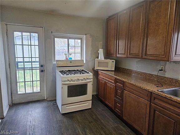 3rd image of 715 E 156th St