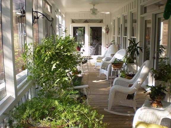 ENTERTAIN &ENJOY THIS SPACIOUS SCREEN PORCH