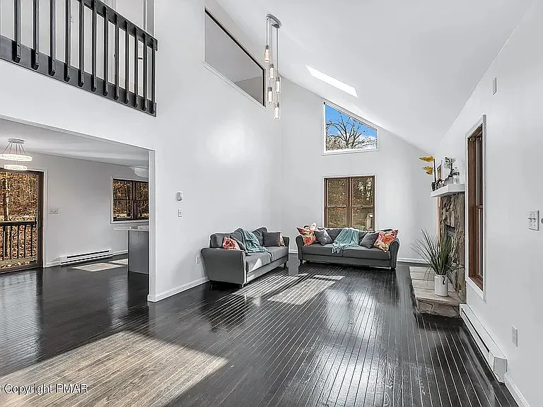 1076 Lancaster Dr — Photo 22