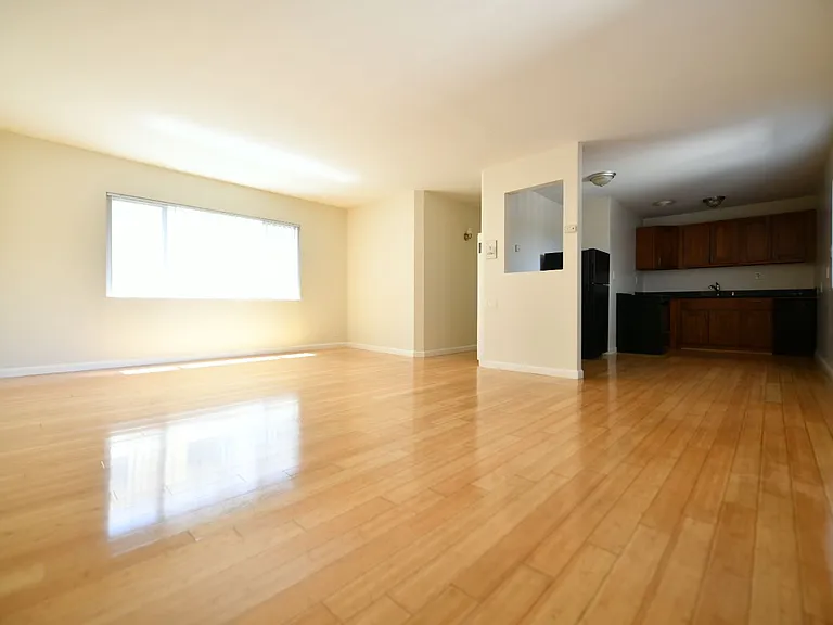 2p008 - Lake View East — Photo 5