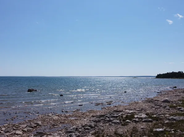 312 E Pontchartrain Trl, Hessel, MI 49745