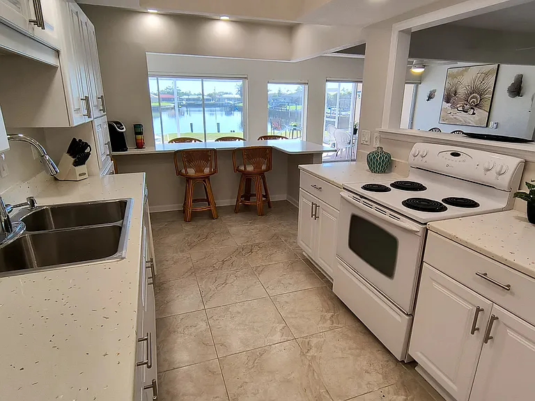 910 Juno Dr — Photo 6