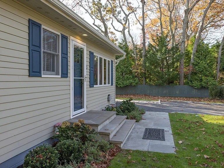 8 Susan St — Photo 14