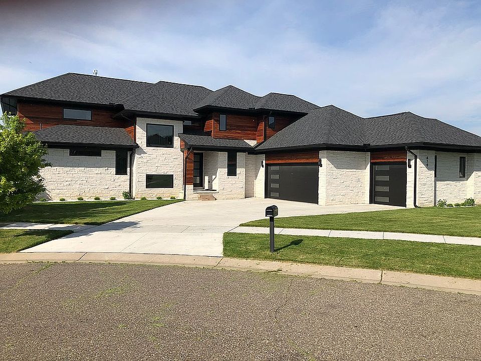 1st image of 670 Bay Pointe Dr