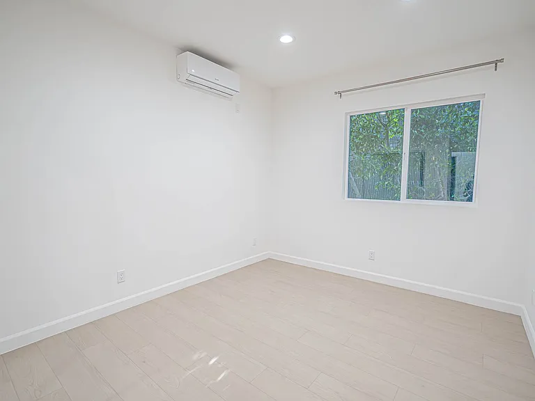 10941 Amestoy Ave — Photo 11