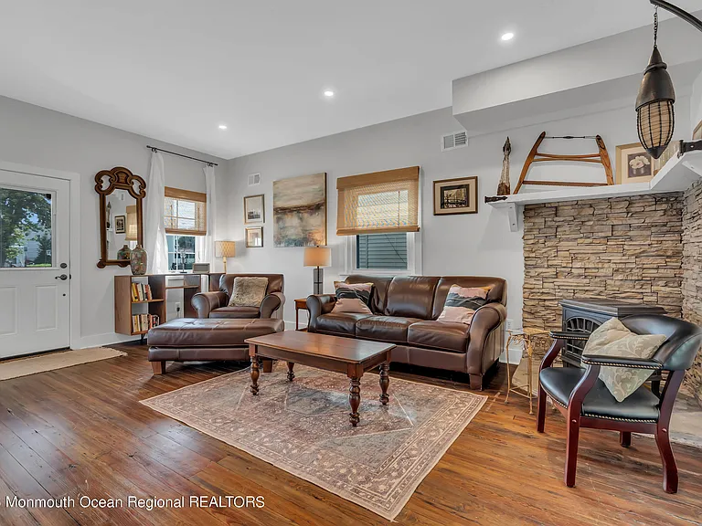 237 Bay Ave — Photo 8