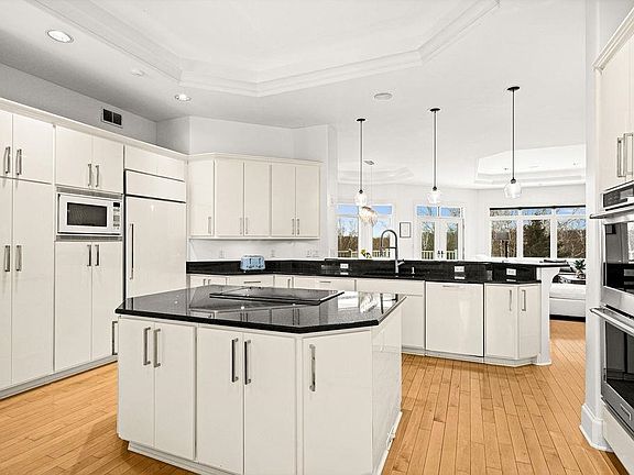 5th image of 560 Marshall St