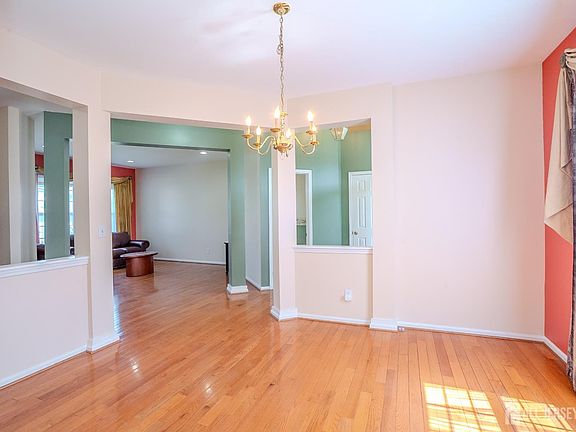 5th image of 31 Hawthorn Dr