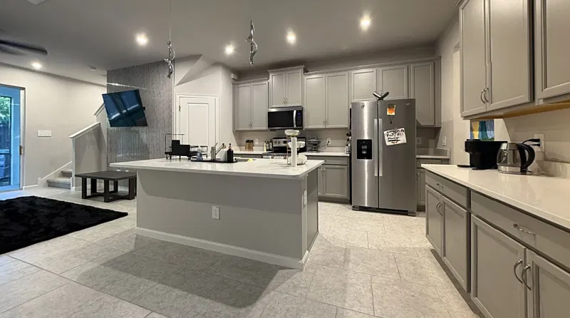 3 bed, 2.5 bath, 1667 sqft, $2,395 — Photo 3