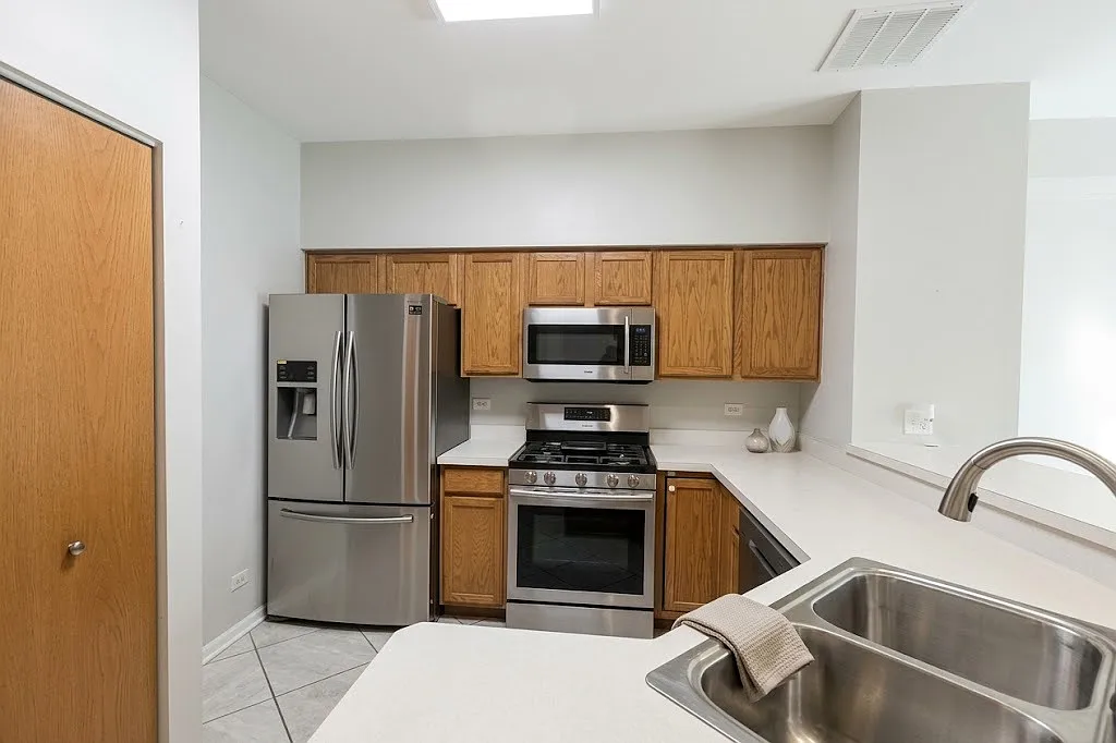 2 bed, 2.5 bath, 1384 sqft, $2,500 — Photo 3