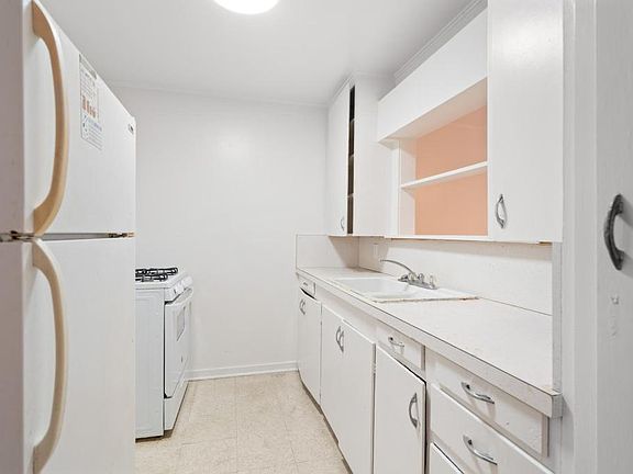 5th image of 305 10th Ave NW