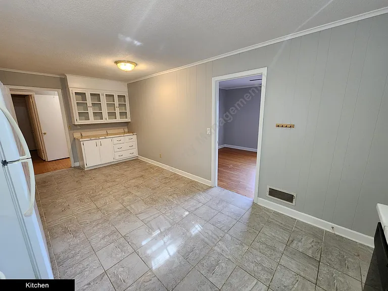 319 Kilbourne Rd — Photo 7
